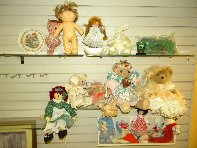 lot 202 image: Bears and Dolls Lot