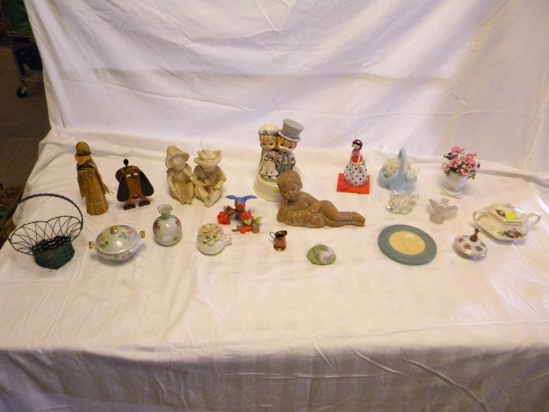 lot 220 image: Figurine And Collectable Lot