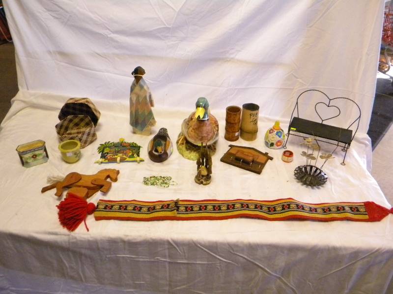 lot 226 image: Miscellaneous Figurines Animals And Decor Lot