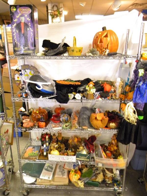 lot 264 image: Halloween Decor Lot