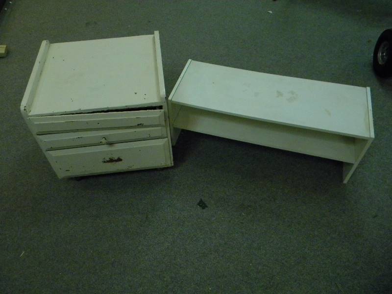 lot 302 image: Shelves and Wooden