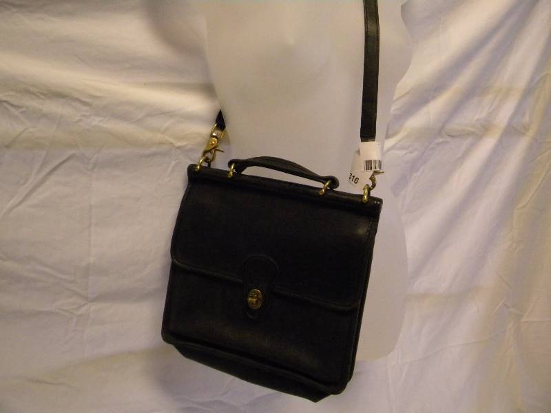 lot 316 image: Coach Purse