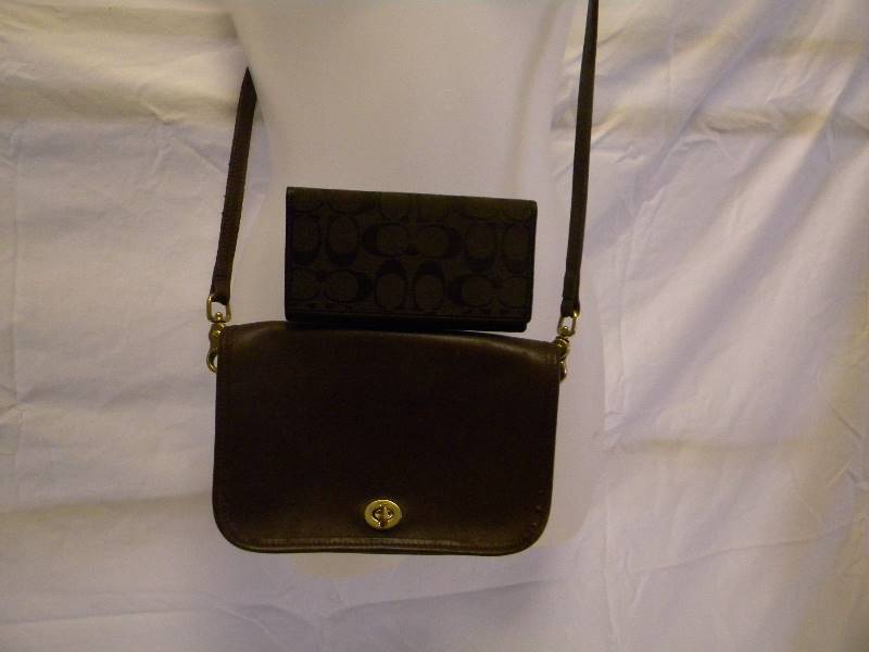lot 319 image: Coach Purse