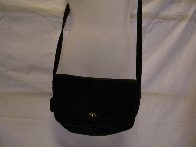 lot 320 image: Coach Purse