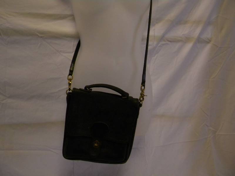 lot 322 image: Coach Purse