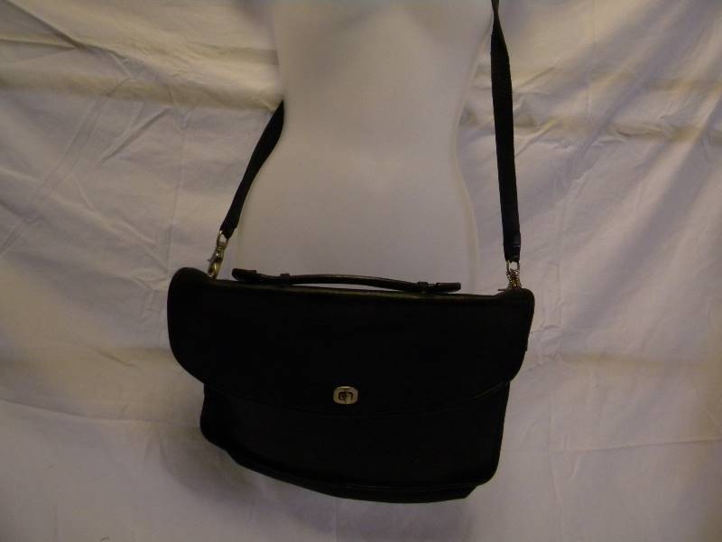 lot 324 image: Coach Purse