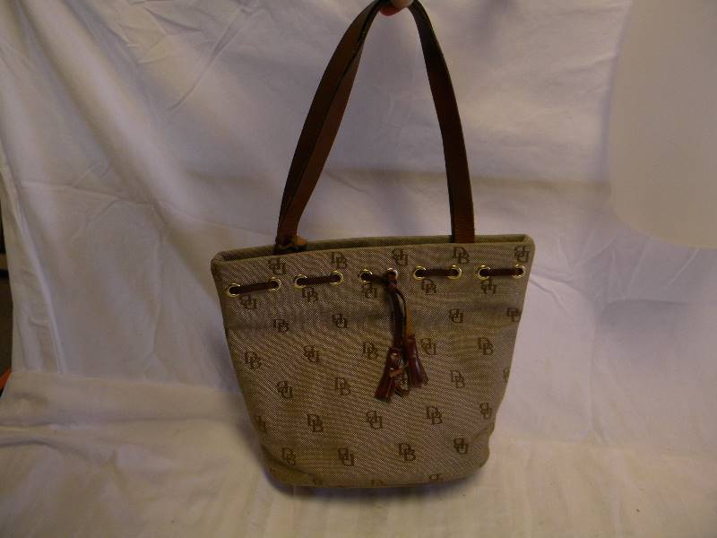 lot 328 image: Dooney and Bourke