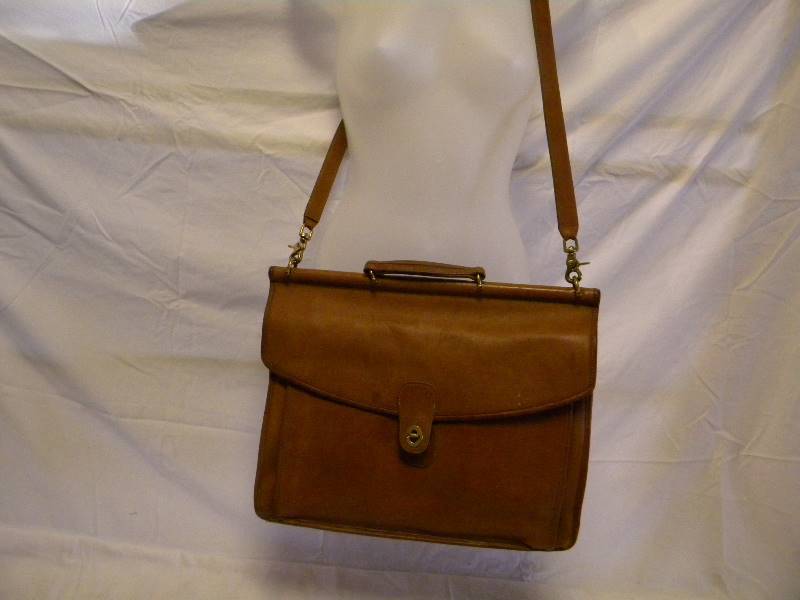 lot 330 image: Coach Purse