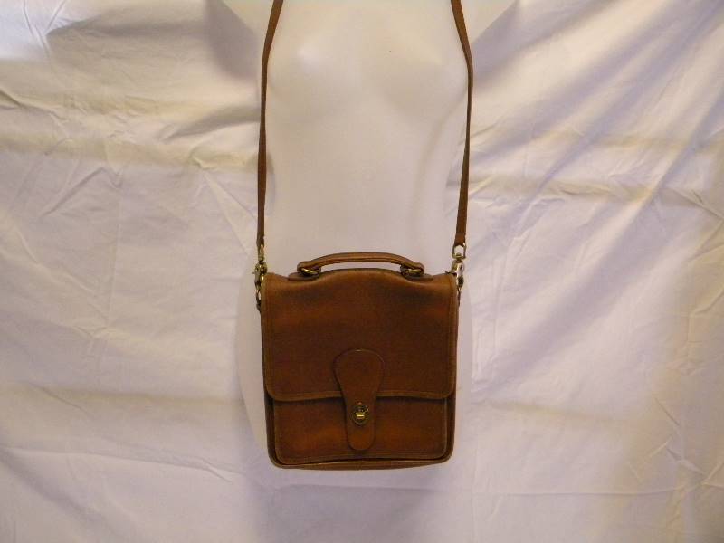 lot 332 image: Coach Purse