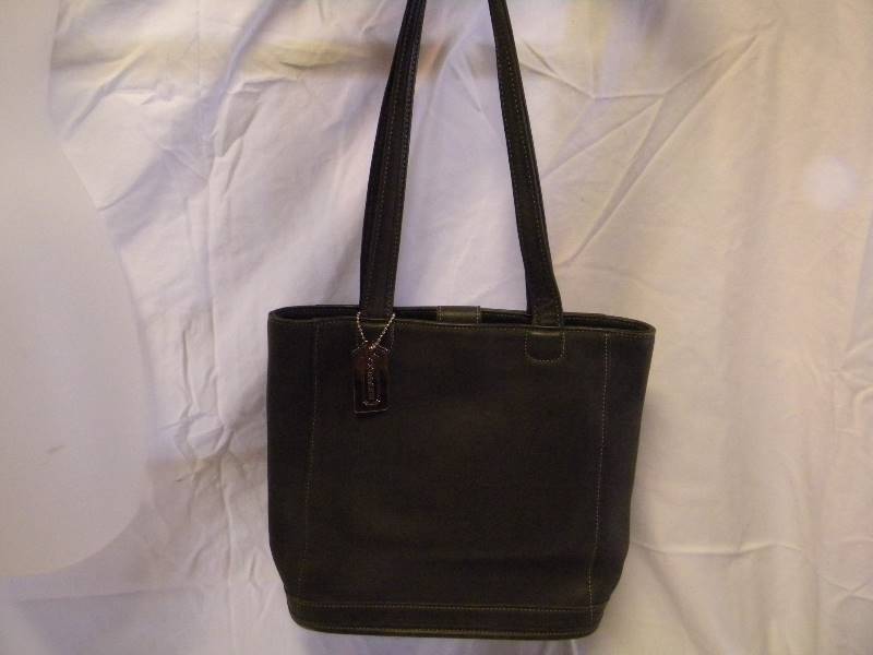 lot 337 image: Coach Purse