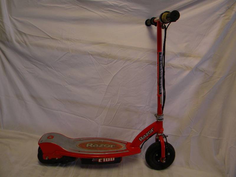 lot 339 image: Razor Scooter