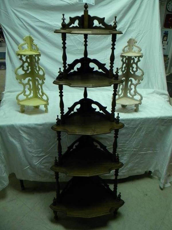 lot 15 image: Vintage Corner Shelf Lot