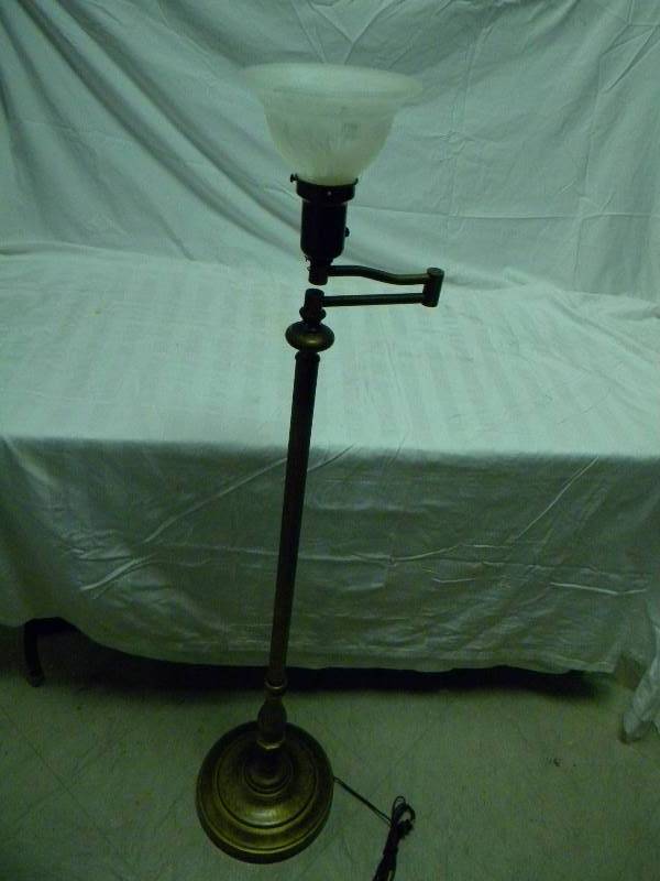 lot 18 image: Vintage Floor Lamp