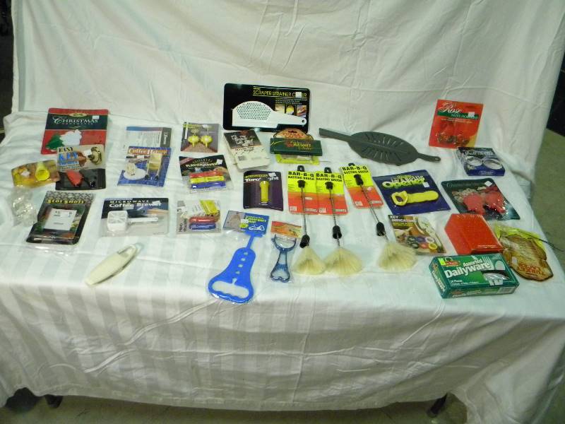 lot 19 image: Lot of Misc Kitchen Gadgets