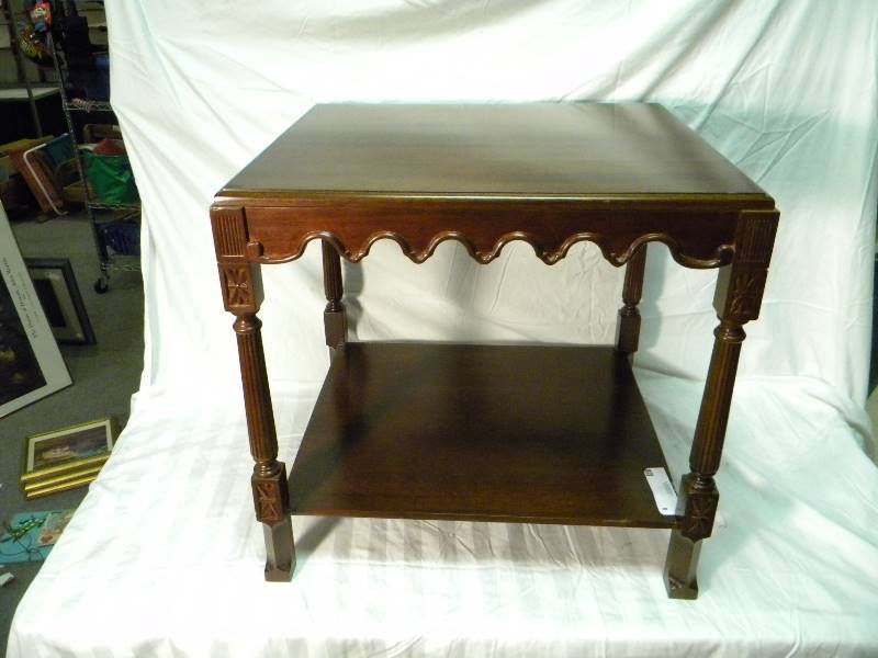 lot 8 image: Occasional Table
