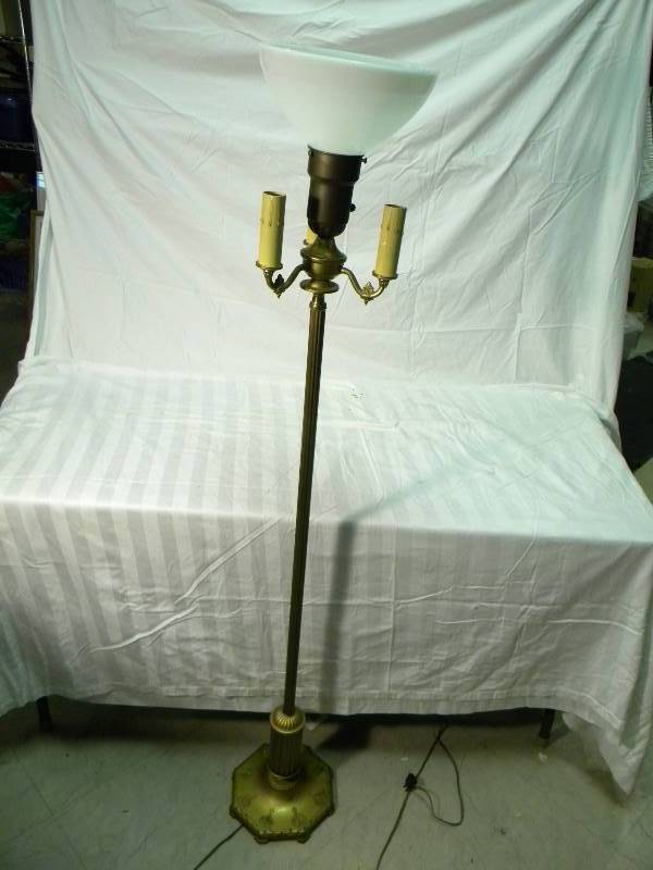 lot 11 image: Vintage Floor Lamp