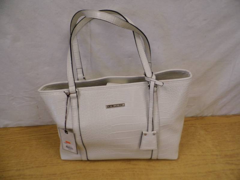 lot 1 image: Dana Buckman Purse