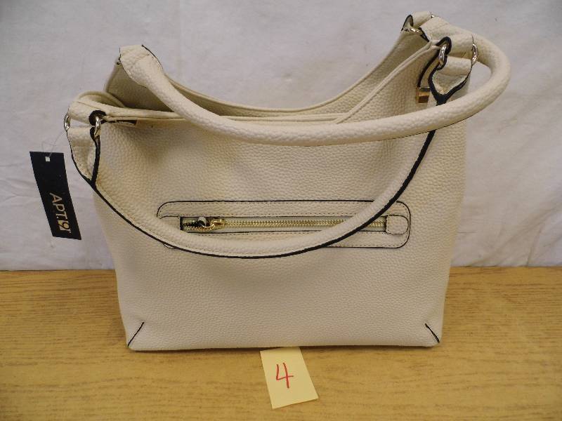lot 4 image: Apt 9 Purse