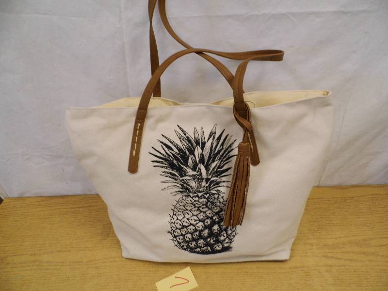 lot 7 image: Sonoma Pineapple Purse