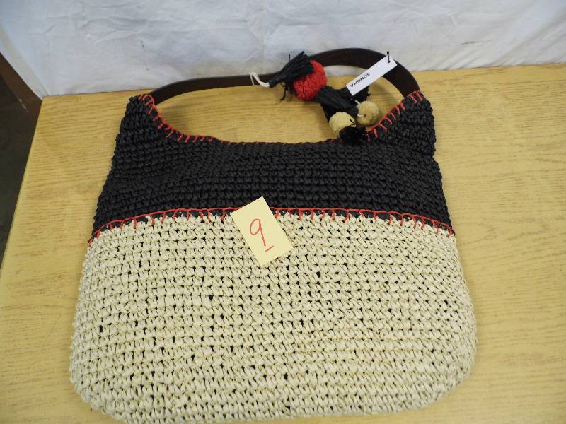 lot 9 image: Sonoma Purse