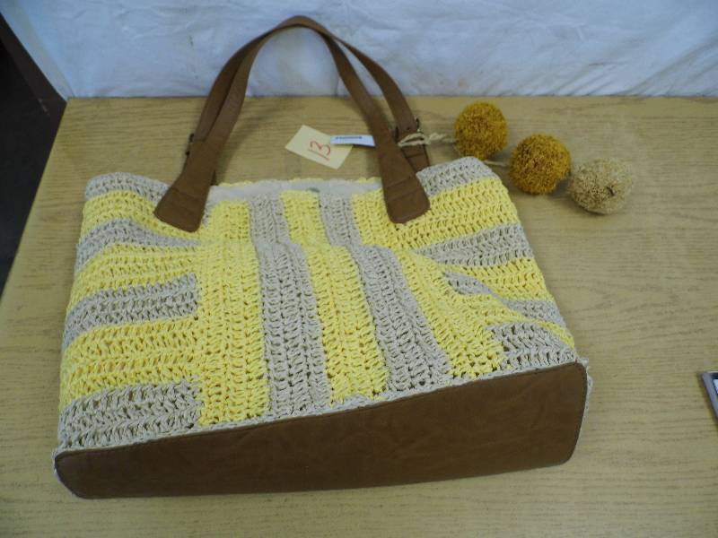 lot 13 image: Sonoma Purse