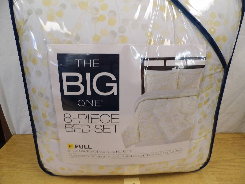 lot 19 image: The Big One 8 Piece Bed Set - FULL