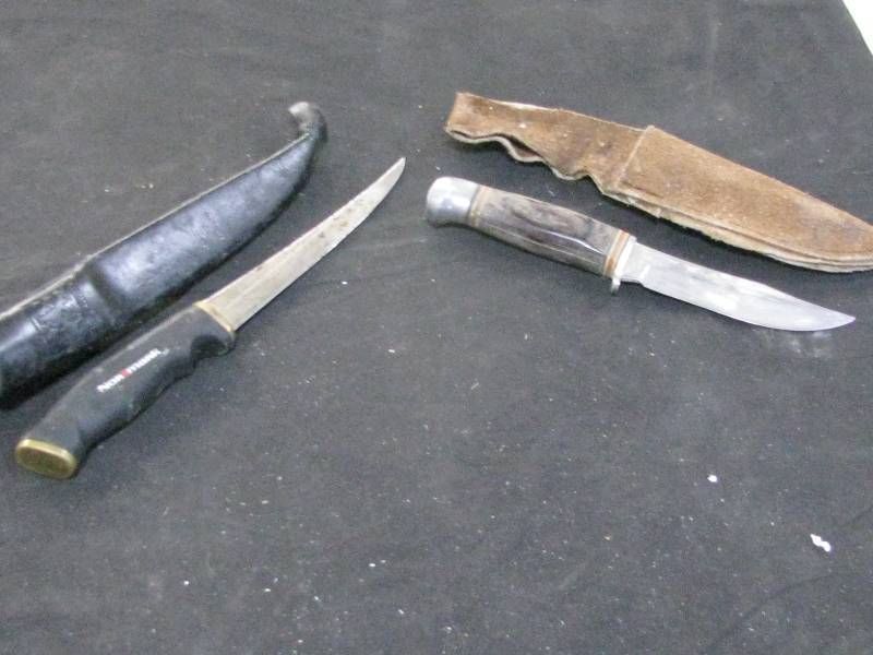 lot 16 image: Knives