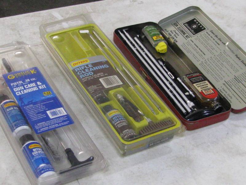 lot 17 image: Gun Cleaning Kits