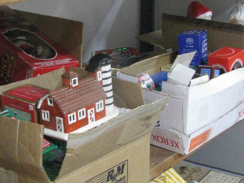 lot 34 image: Misc Christmas Lot