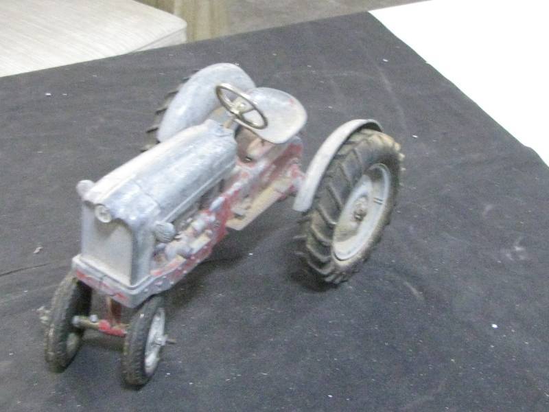 lot 40 image: Die Cast Tractor