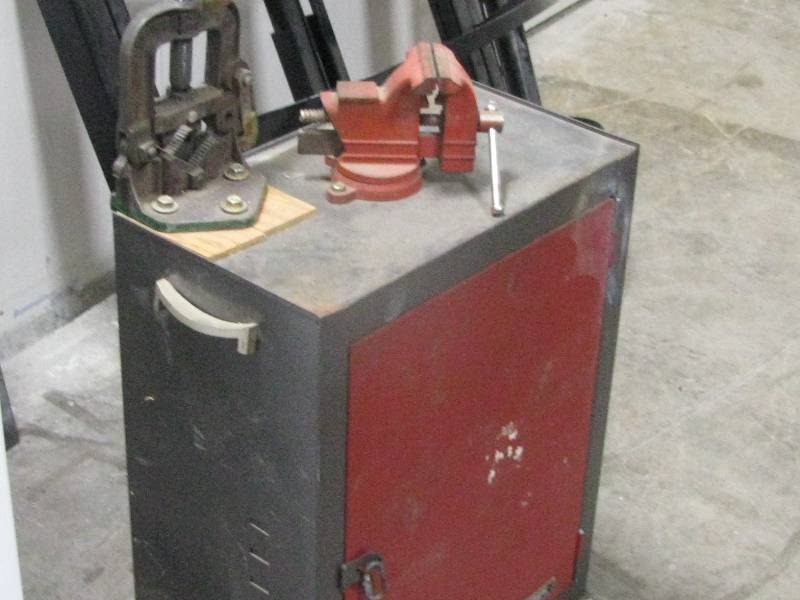 lot 43 image: Tool Cabinet wVise