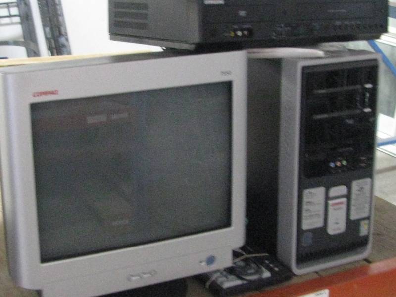 lot 51 image: Compaq Computer & Samsung CD Player