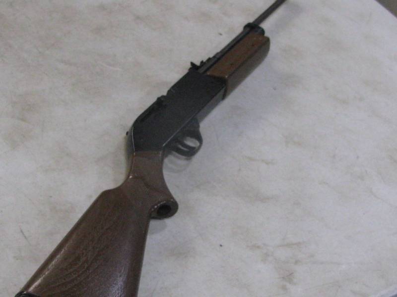 lot 22 image: Crosman PelletBB Gun