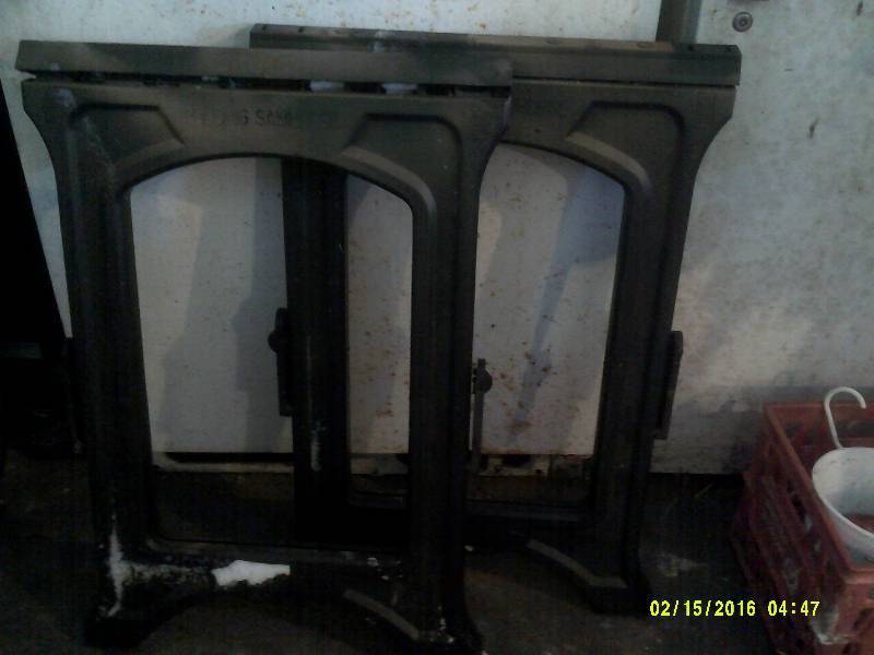 lot 4 image: 2 FOLDING SAW HORSES