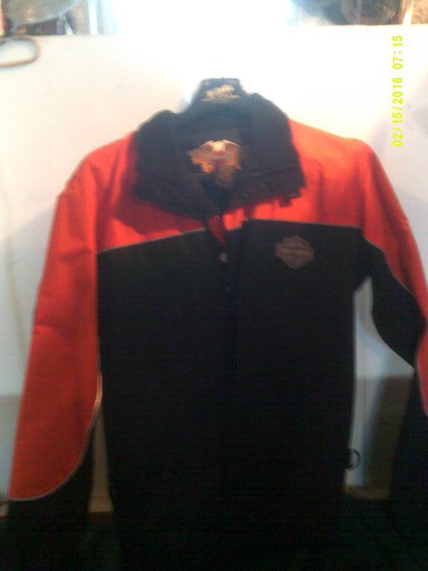lot 21 image: SMALL HARLEY JACKET