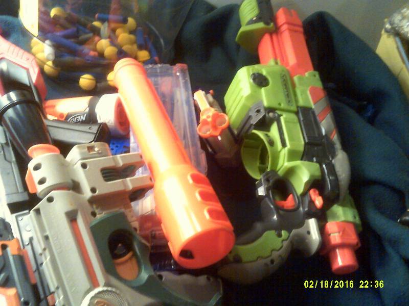 lot 26 image: NERF GUNS