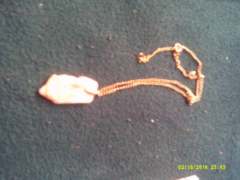 lot 30 image: AGATE NECKLACE GOLD CHAIN