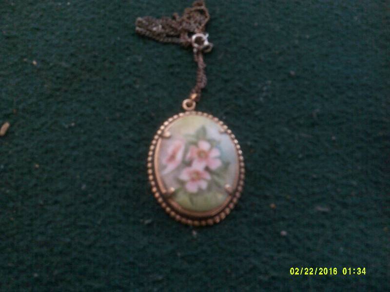 lot 52 image: VINTAGE NECKLACE