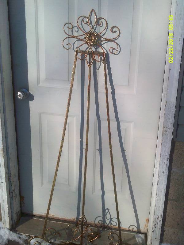 lot 68 image: VINTAGE METAL EASEL
