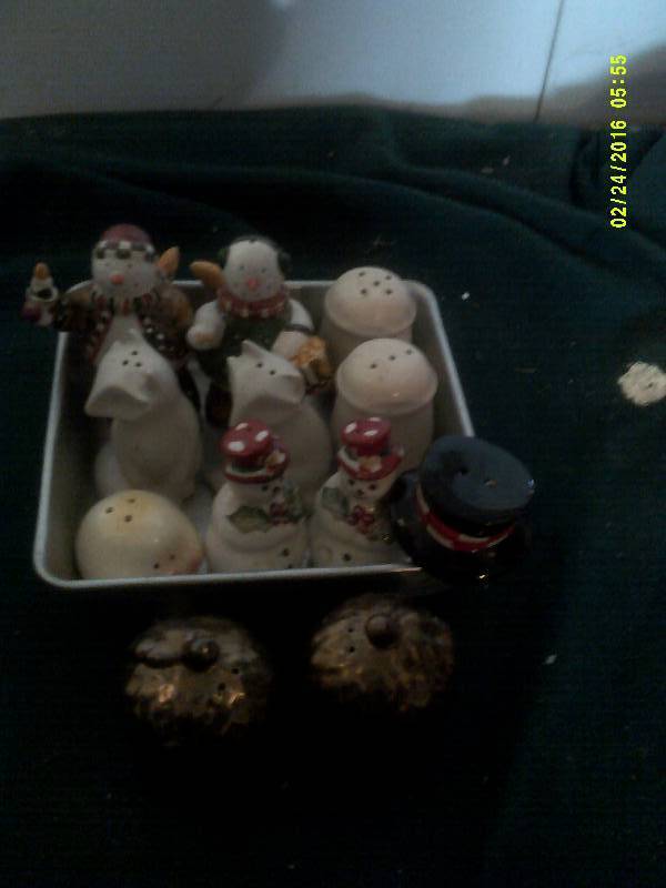lot 83 image: COLLECTIBLE SALT AND PEPPERS