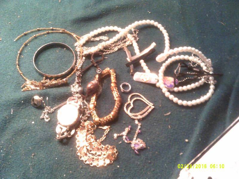 lot 86 image: JEWLERY