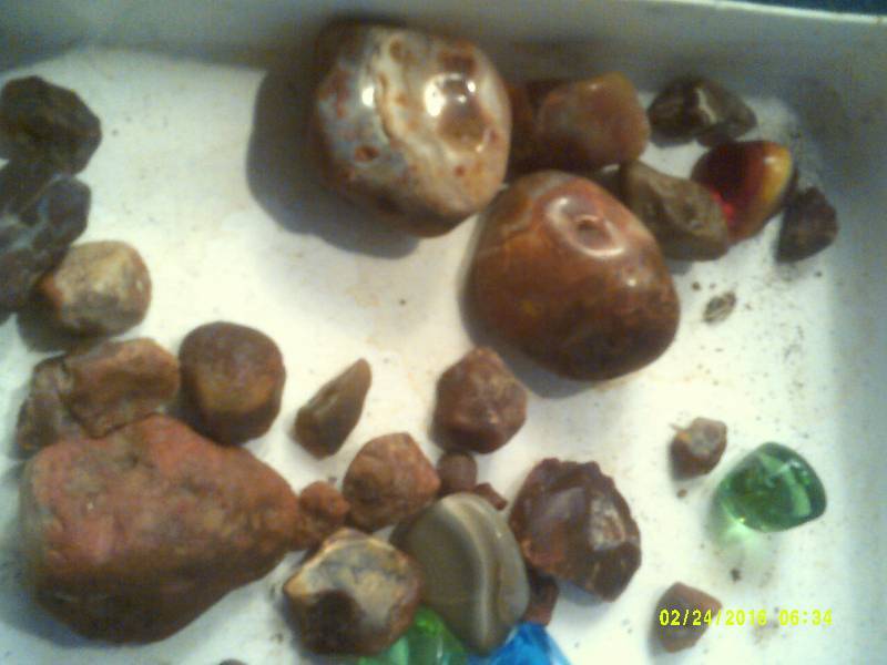 lot 88 image: AGATES