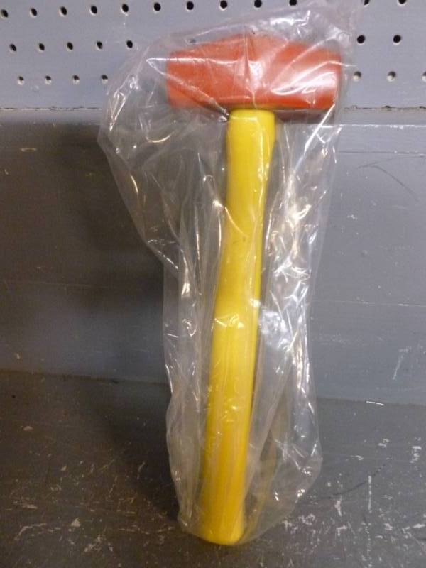 lot 19 image: New 4 Pound Hammer