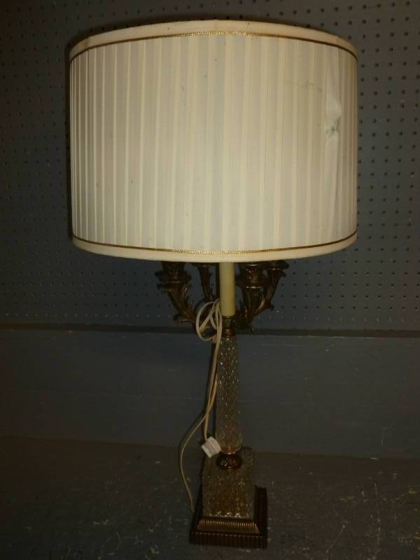 lot 27 image: Vintage Lamp