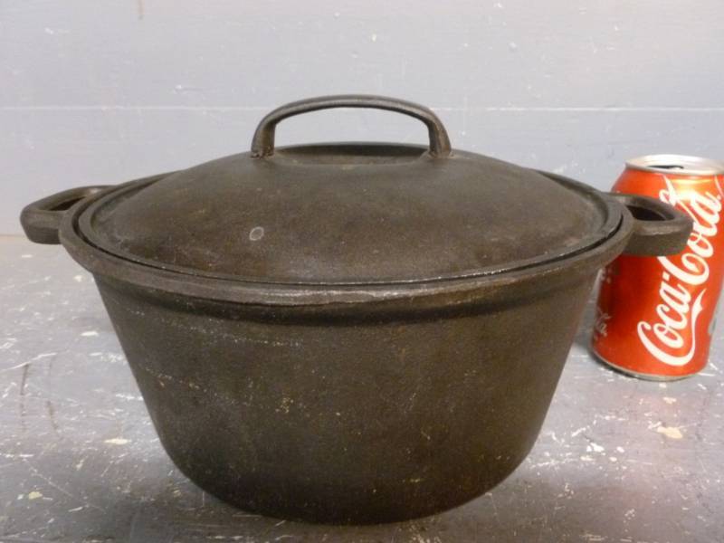 lot 30 image: Cast Iron Dutch Oven