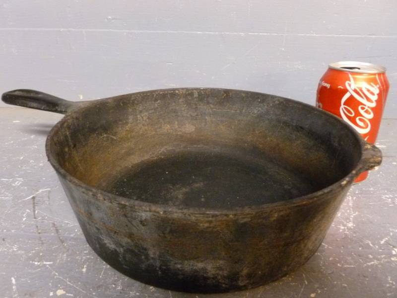 lot 31 image: Vintage Cast Iron Chicken Fryer Pan
