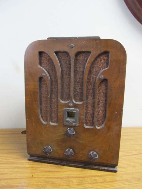 Vintage Deco General Electric Tombstone Style Radio