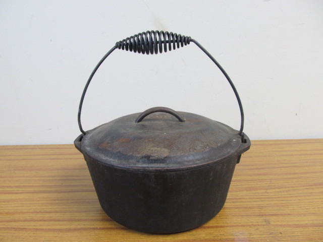 LODGE Cast Iron Dutch Oven
