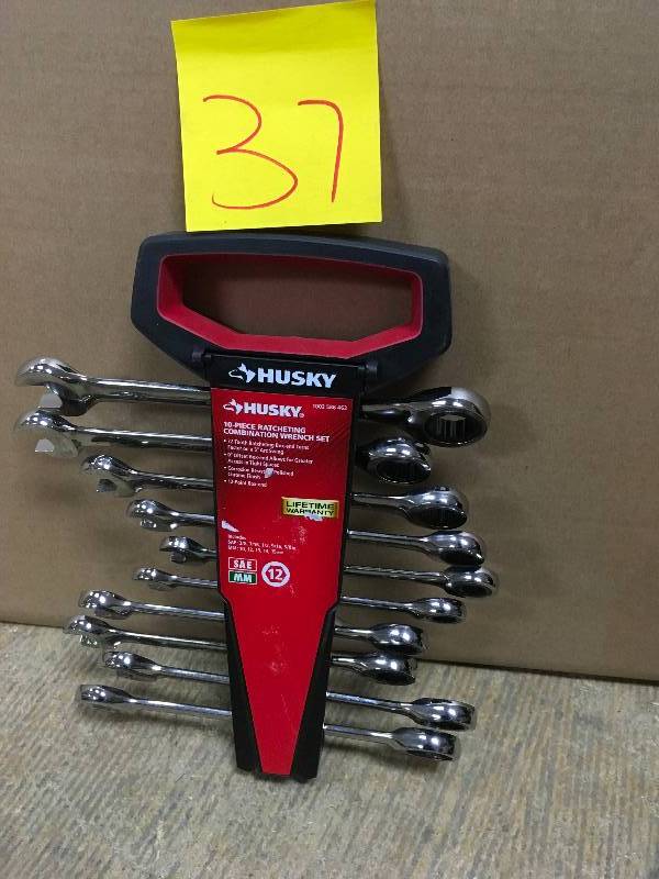 lot 37 image: Husky  SAE Ratcheting Wrench Set (13-Piece)