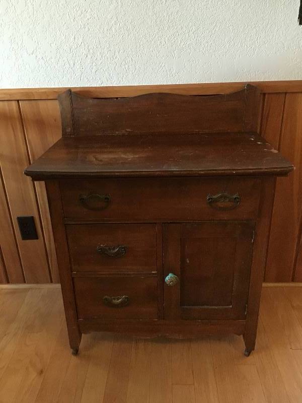 lot 11 image: Antique Wash Stand